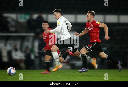 Von Derby County Tom Lawrence (Mitte) in Aktion während der Sky Bet Championship Match im Pride Park, Derby. Stockfoto