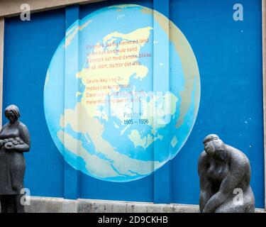 Wall-to-Wall Poetry Kunstprojekt 'Einheit in Vielfalt' und dänisches Gedicht Verse von Piet Hein präsentiert Dänemark auf der City Art Galerie in Sofia Bulgarien Stockfoto