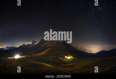 Ein Bild von Passo Giau und Nuvolau und Averau unter einem Sternenhimmel in Cortina D'ampezzo, berühmtes Skigebiet in den Dolomiten Stockfoto