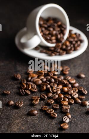 Geröstete Kaffeebohnen auf schwarzem Tisch. Stockfoto