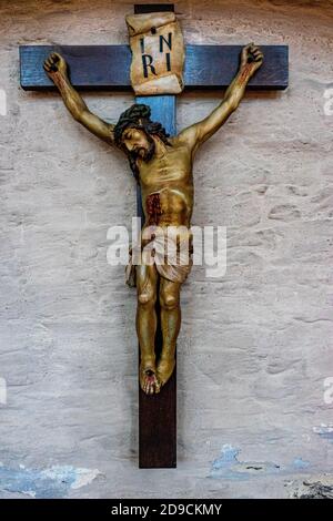 Vertikale Aufnahme von Jesus Christus Kreuzigung Skulptur an einer Wand In einer Kirche Stockfoto