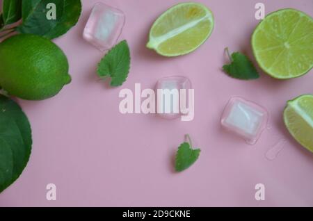 Minze, Limette, Eis, Zutaten und Bar Utensilien für die Herstellung Mojito Cocktail auf rosa Hintergrund. Draufsicht. Um einen Drink von Limonade, kalten Eistee, a zu machen Stockfoto