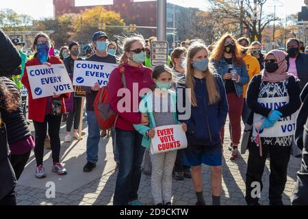 Detroit, Michigan, USA. November 2020. Als Präsident Trump Klage eingereicht, um die Zählung von Michigan Stimmzettel in der Präsidentschaftswahl 2020 zu stoppen, versammelten sich die Menschen in der Nähe des Detroit Department of Elections, um zu fordern, dass jede Stimme gezählt werden. Kredit: Jim West/Alamy Live Nachrichten Stockfoto