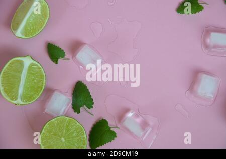 Minze, Limette, Eis, Zutaten und Bar Utensilien für die Herstellung Mojito Cocktail auf rosa Hintergrund. Draufsicht. Um einen Drink von Limonade, kalten Eistee, a zu machen Stockfoto