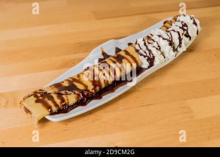 Crepe mit Sahne und Schokolade Stockfoto
