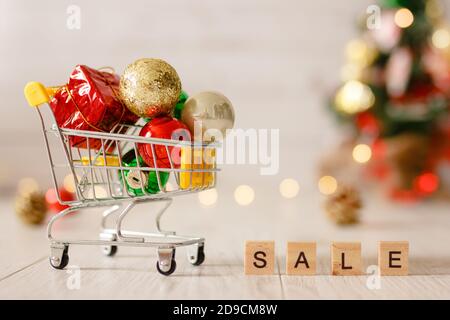 Mini Spielzeug Supermarkt Trolley. Konzept des Weihnachtsverkaufs Stockfoto