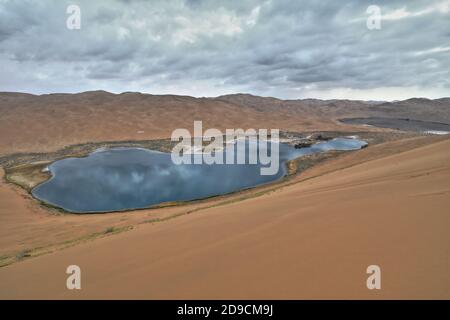 Sumu Jaran-Sumu Barun Jaran Seen unter Dünen-Badain Jaran Wüste-Innere Mongolei-China-1084 Stockfoto