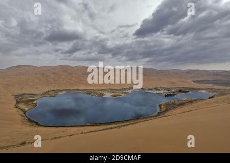 Sumu Jaran-Sumu Barun Jaran Seen unter Dünen-Badain Jaran Wüste-Innere Mongolei-China-1090 Stockfoto