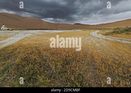 Sumu Jaran See zwischen Sanddünen-Badain Jaran Wüste. Innere Mongolei-China-1104 Stockfoto