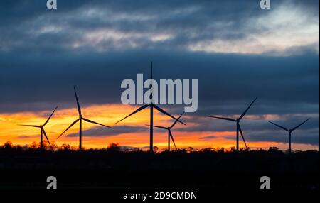 Windpark Beck Burn in der Nähe von Gretna, Großbritannien. November 2020. Großbritannien Schottland Herbstuntergang Wetter EIN strahlender orangefarbener Sonnenuntergang hinter dem Windpark Beck Burn, nahe Gretna, an der schottischen Grenze zu England. Quelle: phil wilkinson/Alamy Live News Stockfoto