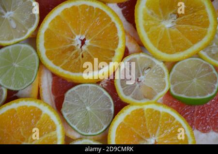 schöne frische in Scheiben geschnitten gemischte Zitrusfrüchte wie Hintergrund, Konzept für gesunde Ernährung, Diäten, Ansicht von oben Stockfoto