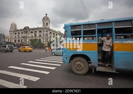 Kalkutta, Indien, Januar 2008. Ein Fahrzeug, das an der Bushaltestelle Esplanade auf Kunden wartet. Stockfoto