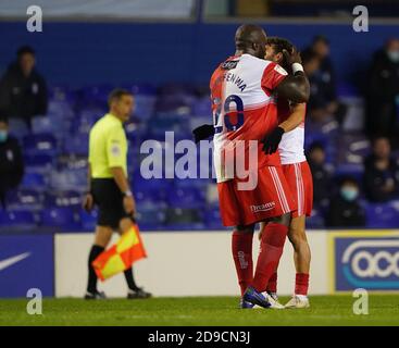 Scott Kashket von Wycombe Wanderers (rechts) feiert mit Adebayo Akinfenwa von Wycombe Wanderers, nachdem er beim Sky Bet Championship-Spiel im St. Andrew's Trillion Trophy Stadium in Birmingham das erste Tor des Spiels seiner Seite erzielt hatte. Stockfoto