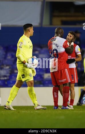 Scott Kashket von Wycombe Wanderers (rechts) feiert mit Adebayo Akinfenwa von Wycombe Wanderers, nachdem er beim Sky Bet Championship-Spiel im St. Andrew's Trillion Trophy Stadium in Birmingham das erste Tor des Spiels seiner Seite erzielt hatte. Stockfoto