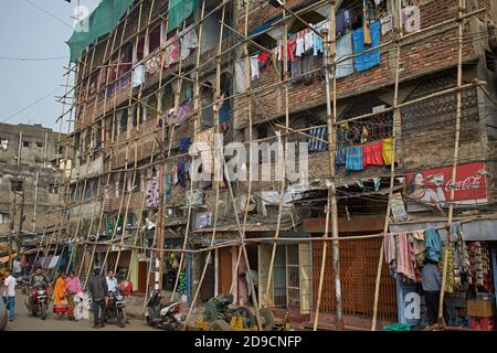 Kalkutta, Indien, Januar 2016. Ein großes Bambusgerüst, das ein altes Gebäude bedeckt. Stockfoto