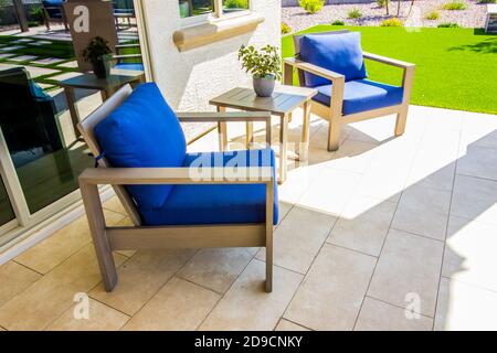 Hintere Patio-Sessel Mit Kleinem Tisch Stockfoto