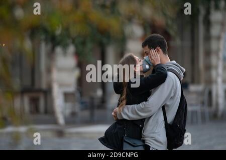 Bukarest, Rumänien - 04. November 2020: Ehepaar mit Masken zum Schutz vor der COVID-19-Infektion in Bukarest, Rumänien. Stockfoto