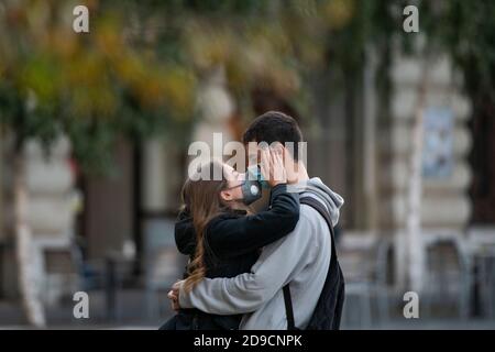 Bukarest, Rumänien - 04. November 2020: Ehepaar mit Masken zum Schutz vor der COVID-19-Infektion in Bukarest, Rumänien. Stockfoto
