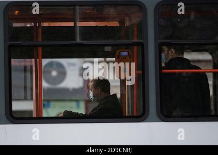 Bukarest, Rumänien - 04. November 2020: Menschen im Bus, zum Schutz vor der COVID-19-Infektion, in Bukarest, Rumänien. Stockfoto