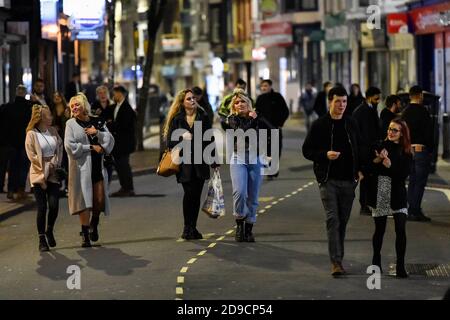 Weymouth, Dorset, Großbritannien. November 2020. Nachtschwärmer, die nicht ganz gesellig auf den Straßen von Weymouth in Dorset sind, nachdem sie ihre letzte Nacht für eine Weile genossen haben, während Bars und Pubs ihre Türen um 22 Uhr vor der vierwöchigen Covid-19-Sperre schließen. Bild: Graham Hunt/Alamy Live News Stockfoto