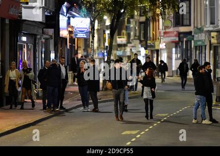 Weymouth, Dorset, Großbritannien. November 2020. Nachtschwärmer, die nicht ganz gesellig auf den Straßen von Weymouth in Dorset sind, nachdem sie ihre letzte Nacht für eine Weile genossen haben, während Bars und Pubs ihre Türen um 22 Uhr vor der vierwöchigen Covid-19-Sperre schließen. Bild: Graham Hunt/Alamy Live News Stockfoto