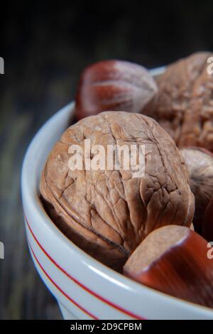 Schließen Makro Aufnahme von Detail von Walnüssen und Haselnüssen zusammen In Keramikschale Stockfoto