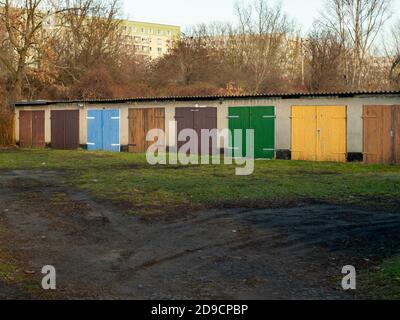 8 bunte Garagentore in Berlin Stockfoto