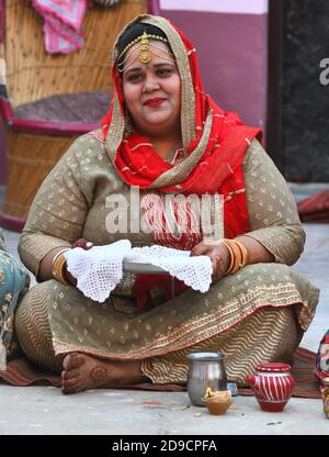 Beawar, Rajasthan, Indien, 4. November 2020: Indische verheiratete Frau führen Rituale anlässlich des Karwa Chauth (Tag des Ehemanns) Festivals in Beawar. Dieses traditionelle hinduistische Fest, das in Indien gefeiert wird, sieht verheiratete Frauen einen ganzen Tag fasten und dem Mond Gebete für Wohlergehen, Wohlstand und Langlebigkeit ihrer Ehemänner anbieten. Karva Chauth Festival feierte vier Tage nach Purnima (Vollmondtag) im hinduistischen heiligen Monat von Kartika. Kredit: Sumit Saraswat/Alamy Live Nachrichten Stockfoto