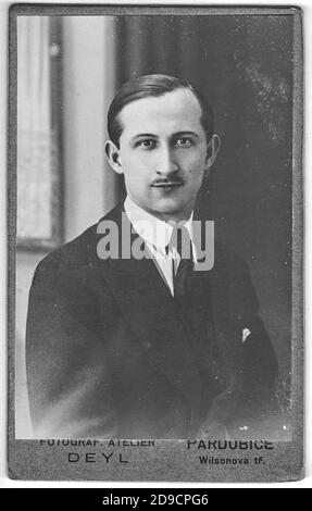 PARDUBICE, TSCHECHOSLOWAKEI - UM 1920: Die alte Kabinettkarte zeigt das Porträt des jungen Mannes. Das Foto wurde in einem Fotostudio aufgenommen. Stockfoto