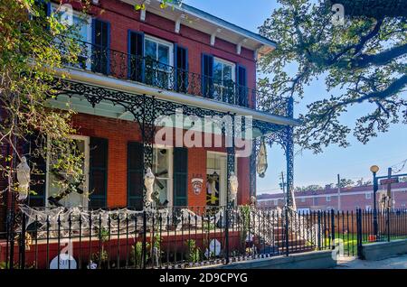 Ein Haus auf der Government Street ist für Halloween, 31. Oktober 2020, in Mobile, Alabama dekoriert. Stockfoto