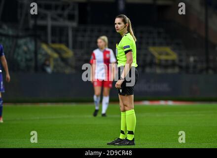 Anderlecht, Belgien. November 2020. Schweizer Schiedsrichter Michele Schmolzer im Bild bei einem Frauenfußballspiel zwischen RSC Anderlecht Dames und Northern Irish Linfield Ladies in der ersten Qualifikationsrunde für die UEFA Womens Champions League der Saison 2020 - 2021, Mittwoch, 4. November 2020 in ANDERLECHT, Belgien . FOTO SPORTPIX.BE - David CATRY David Catry - Sportpix.be - SPP Quelle: SPP Sport Press Foto. /Alamy Live Nachrichten Stockfoto