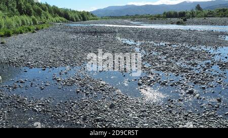 Sonnenlicht auf dem Waiohine River mit der Tararua Range im Hintergrund, Greytown NZ Stockfoto