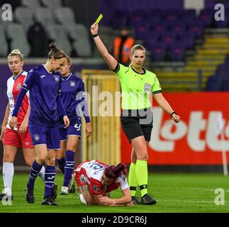 Anderlecht, Belgien. November 2020. Schweizer Schiedsrichter Michele Schmolzer im Bild bei einem Frauenfußballspiel zwischen RSC Anderlecht Dames und Northern Irish Linfield Ladies in der ersten Qualifikationsrunde für die UEFA Womens Champions League der Saison 2020 - 2021, Mittwoch, 4. November 2020 in ANDERLECHT, Belgien . FOTO SPORTPIX.BE - David CATRY David Catry - Sportpix.be - SPP Quelle: SPP Sport Press Foto. /Alamy Live Nachrichten Stockfoto