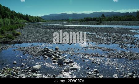 Sonnenlicht auf dem Waiohine River mit der Tararua Range im Hintergrund, Greytown NZ Stockfoto