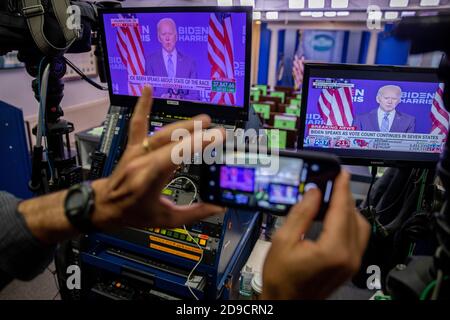 Washington, DC, USA. November 2020. Bemerkungen des Kandidaten des demokratischen Präsidenten Joe Biden werden auf einem Monitor im Pressebriefing-Raum im Weißen Haus in Washington, DC, USA, am 04. November 2020 gezeigt. Amerikaner stimmten am Wahltag zwischen der Wiederwahl von Donald J. Trump oder der Wahl von Joe Biden zum 46. Präsidenten der Vereinigten Staaten, der von 2021 bis 2024 dienen soll.Quelle: Shawn Thew/Pool via CNP Quelle: dpa/Alamy Live News Stockfoto