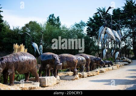 Lissabon, Portugal: 09/08/2020: Versteckter Teil des Buddha-Gartens mit den afrikanischen und wilden Tieren Skulpturen (Krokodil, Giraffe, Schlange, Affe) in BH Stockfoto