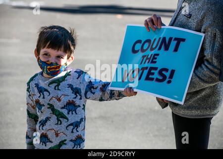 Washington, DC, USA, 04. November 2020. Child Holds Zählen Sie die Stimmen, die über umstrittene Ergebnisse der Nachwahlergebnisse von Biden und Trump, Washington DC, USA, stehen. Yuriy Zahvoyskyy / Alamy Live News. Stockfoto