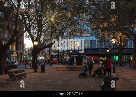 Weihnachtsbeleuchtung in Sloane Square, Chelsea, London Stockfoto