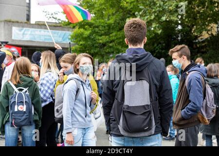 Gruppe junger Menschen, die an der Klimakundgebung teilnehmen. Freitags für die Zukunft. Gottingen, Deutschland. September 2020. Stockfoto
