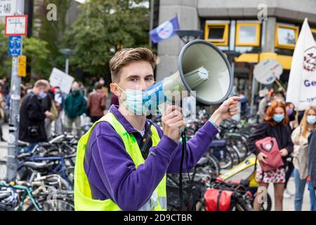 Junger Mann spricht freitags durch Megaphon für die zukünftige Klimarally. Gottingen, Deutschland. Herbst 2020. Stockfoto
