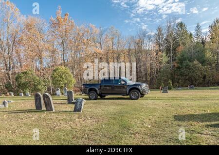 2013 Ford Raptor in einem Friedhof Stockfoto