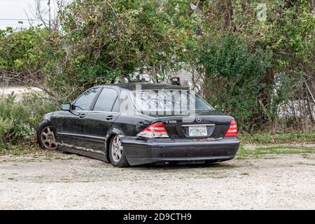 Verlassene schwarze s500 mercedes in Long Island, NY Stockfoto