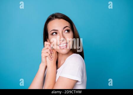 Nahaufnahme Profil Foto von charmanten niedlichen hübschen Dame Arme halten In der Nähe Wangen Gesicht strahlend Lächeln überglücklich Blick Seite nach oben leer Space tragen lässig weiß t Stockfoto