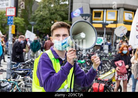 Junger Mann spricht freitags durch Megaphon für die zukünftige Klimarally. Gottingen, Deutschland. Herbst 2020. Stockfoto