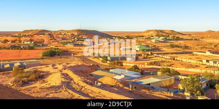 Sonnenuntergang Bannerpanorama von Coober Pedy unterirdische Stadt in Australien von Höhle Aussichtspunkt in der Dämmerung in Coober Pedy Stadt. Befindet sich in Südaustralien Stockfoto