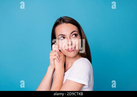 Nahaufnahme Profil Foto von attraktiven charmanten nette Dame Arme halten In der Nähe Wangen Gesicht strahlend Lächeln überglücklich Blick Seite nach oben leer Space tragen lässig weiß t Stockfoto