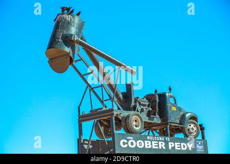 Coober Pedy, South Australia, Australien - 28. Aug 2019: Coober Pedy Informationstafel mit Gebläse. Opal Bergbau Hauptstadt der Australien. Stockfoto