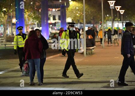 Die Polizei patrouilliert im Stadtzentrum von Bristol, bevor England ab Donnerstag landesweit gesperrt wird. Stockfoto