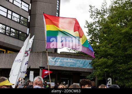 Gottingen, Deutschland. Herbst 2020. Regenbogenfahne winkt am straßenmarsch Protest. Stockfoto