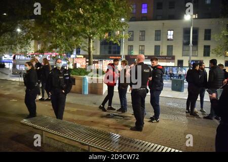 Die Polizei patrouilliert im Stadtzentrum von Bristol, bevor England ab Donnerstag landesweit gesperrt wird. Stockfoto